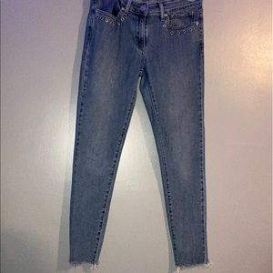 Light wash Levi’s skinny jean with metal details